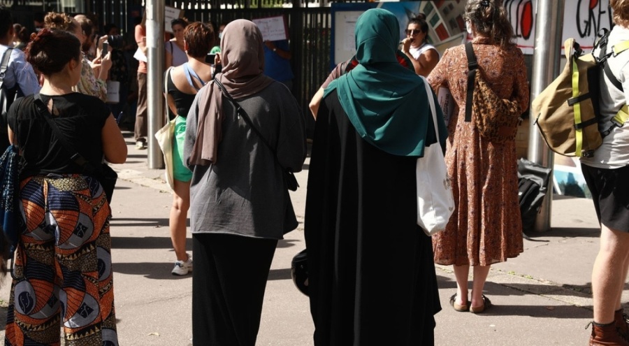 Fransa'da abayaların (uzun elbise) okullarda giyilmesi yasaklandı