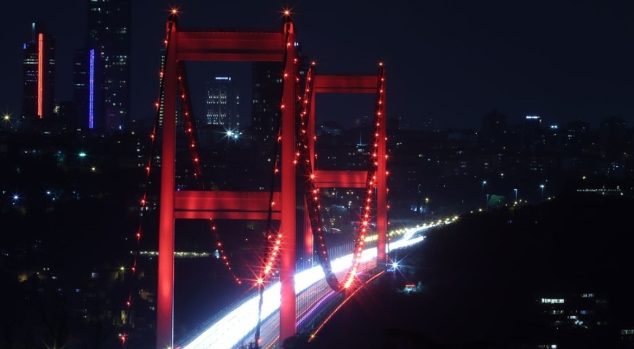 FSM Köprüsü, DMD hastaları için kırmızı renkle aydınlatıldı