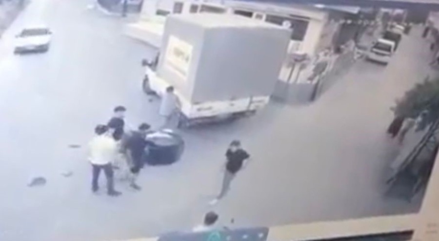 Bursa'da seyir halindeki kamyonete çarptı! 2 arkadaş yola savruldu