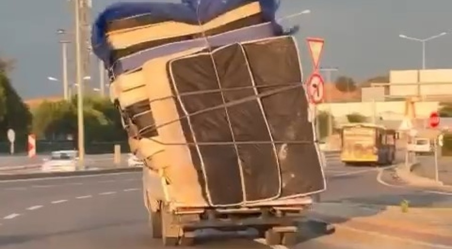 Bursa'da aşırı yüklü kamyonet trafiği tehlikeye attı!