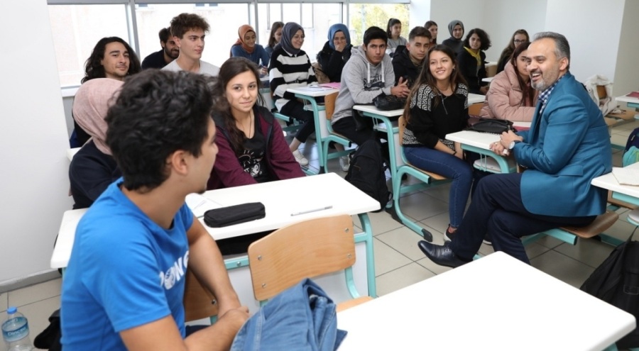 BUSMEK'te ücretsiz üniversite hazırlık kursuna katılan 616 öğrenci üniversiteye yerleşti