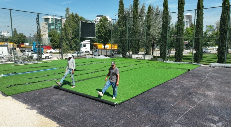 Bursa'da futbol sahaları yenilenme çalışmaları sürüyor