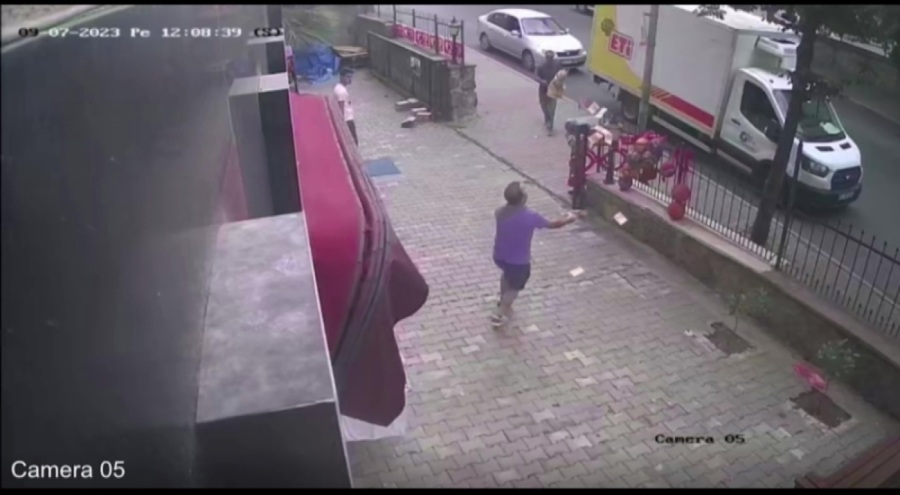 Esnafın elindeki binlerce euro rüzgarda etrafa saçıldı