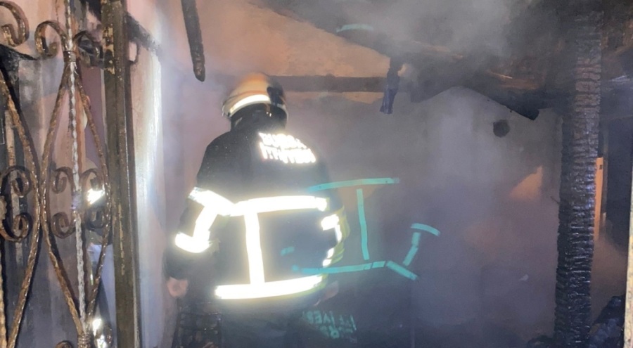 Bursa'da yıldırım düşen ev kullanılamaz hale geldi