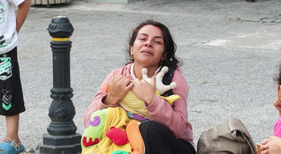 Cenazeyi beklerken çocuğunun oyuncağına ve biberonuna sarılarak ağladı