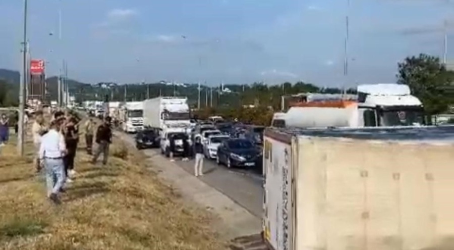 Bursa'da yük dolu tır devrildi!