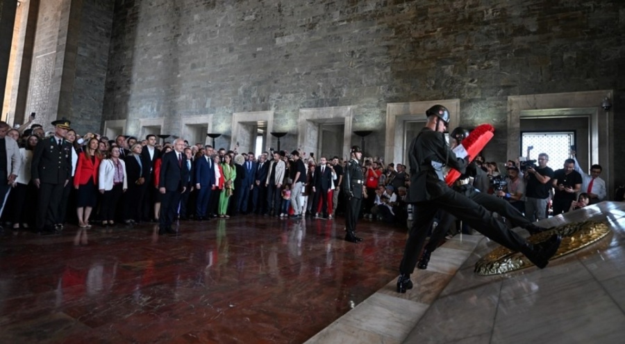 CHP lideri Kılıçdaroğlu'ndan CHP'nin 100. yılında Anıtkabir'e ziyaret
