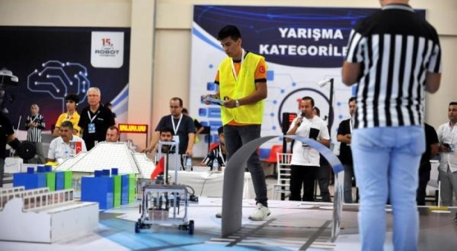 Bursa'da düzenlenen 15. Uluslararası Robot Yarışması'na 5 bine yakın proje yer aldı