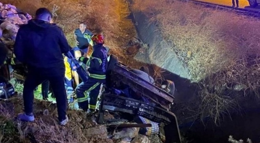 Kontrolden çıkan otomobil su tahliye kanalına uçtu! Ölüler var