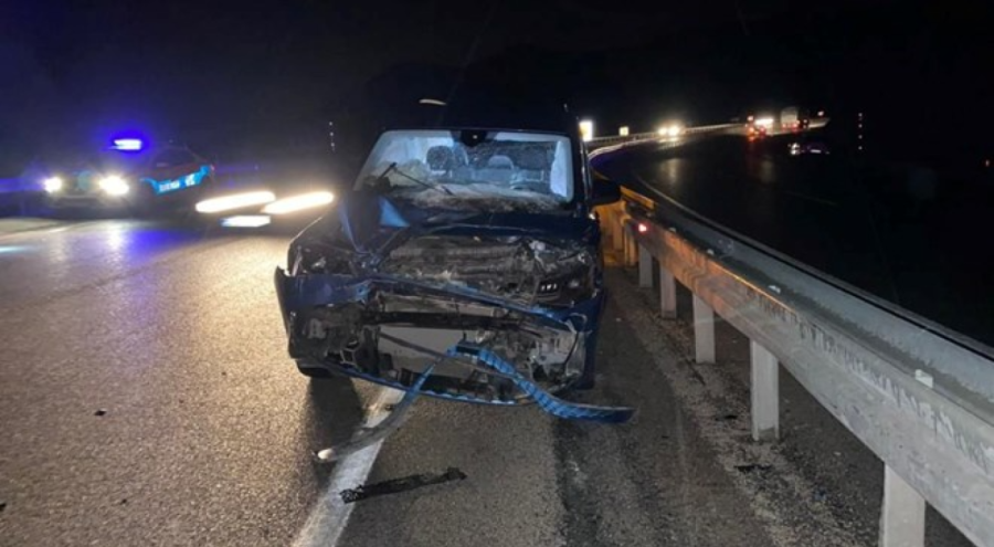 Yağış nedeniyle kayan otomobil TIR'a çarptı! Yaralılar var