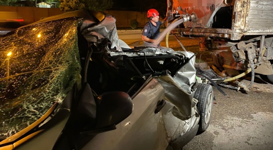 Otomobil park halindeki kamyona çarptı!