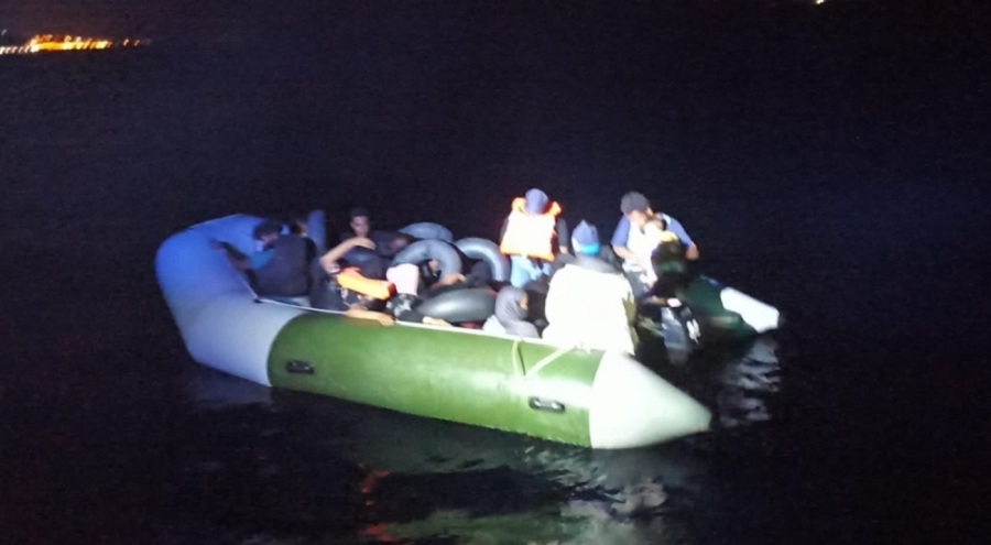 İzmir'in açıklarında 51 düzensiz göçmen yakalandı
