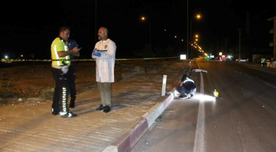 Yolun karşısına geçmeye çalışan yaşlı çifte cip çarptı!