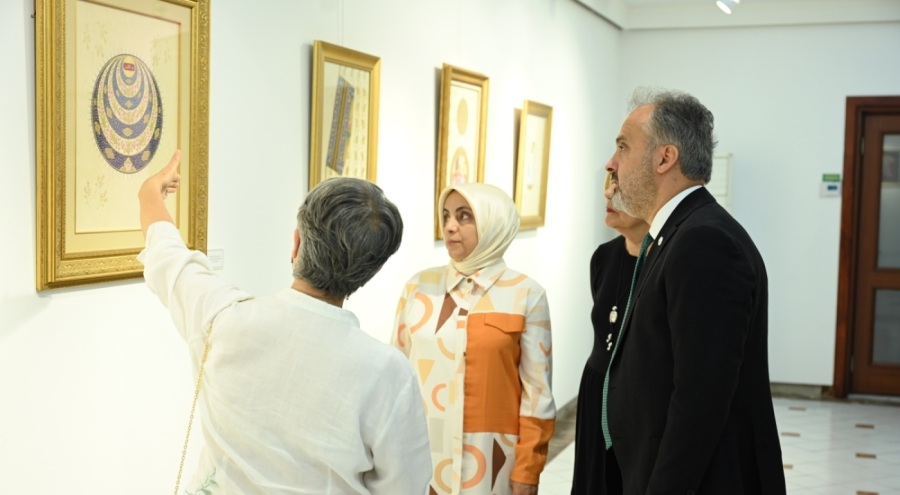 "Saraydan Sanata" sergisi Bursa'da  ziyarete açıldı