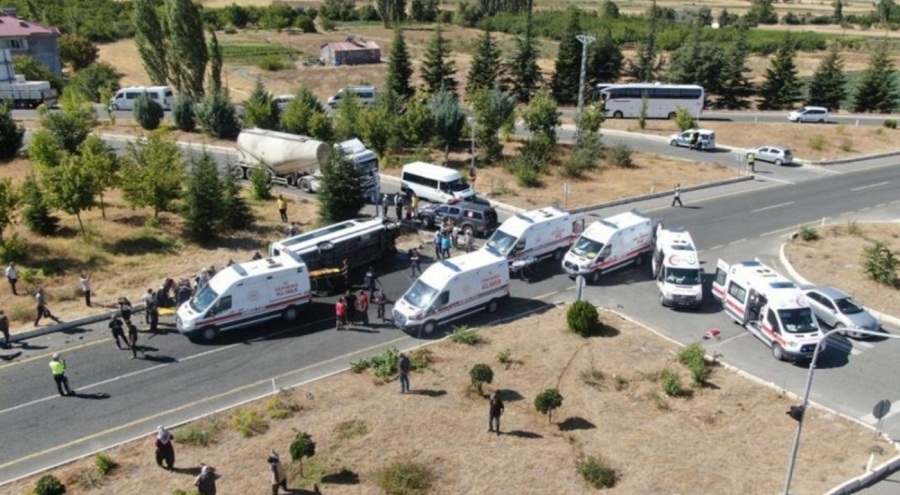 Elazığ'da tur minibüsü, otobüse çarptı: 18 yaralı
