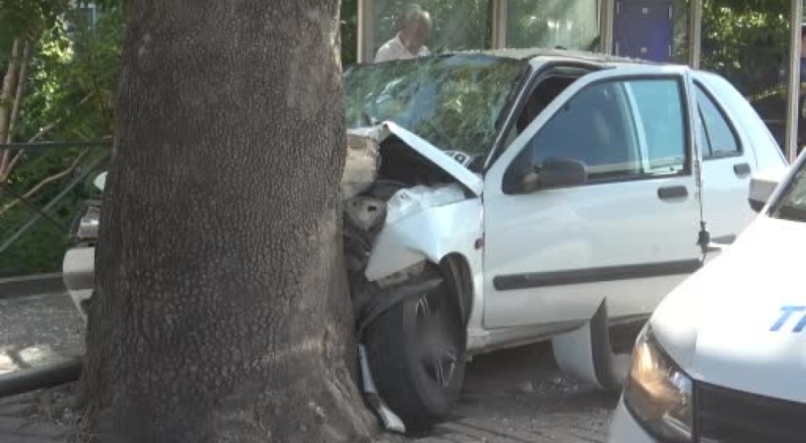 Bursa'da otomobil otobüs durağına daldı!