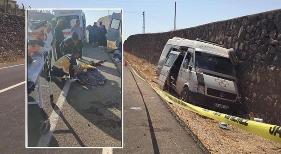 Tarım işçilerini taşıyan minibüs duvara çarptı: 3 ölü, 17 yaralı