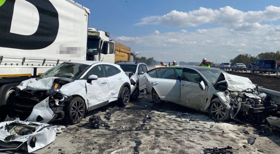 TEM'de 12 araç birbirine girdi: Ölü ve yaralılar var