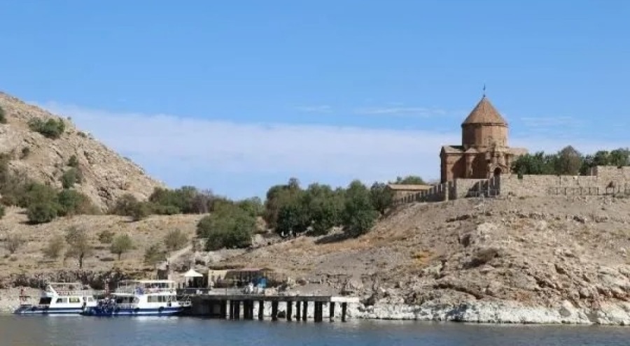 1100 yıllık Akdamar Kilisesi'nde 11'inci ayin