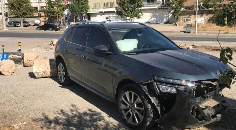 Ambulansla hastaneye sevk edilen annesini otomobiliyle takip ederken kaza yaptı