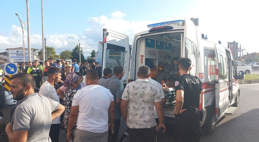 Yaralı yakınları ambulansın kaza yerine geç geldiğini söyleyerek, polise saldırdı