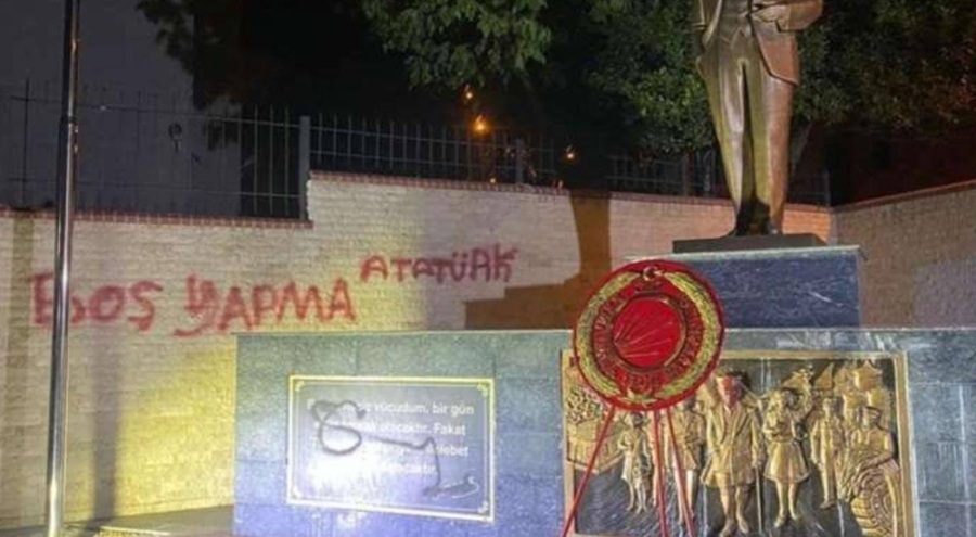 İzmir'de Atatürk Anıtı'na boyayla hakaretler yazıldı! Tutuklandı