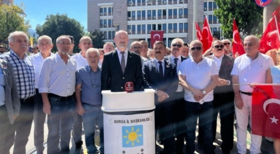İYİ Parti Bursa'dan MEB önünde eğitim protestosu