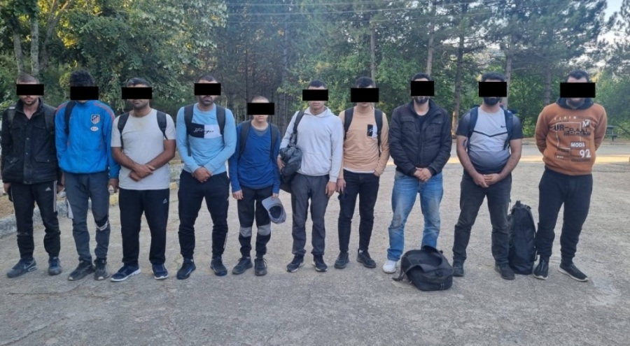 Yasa dışı yollarla yurt dışına çıkmak isteyen bin 301 kaçak göçmen yakalandı