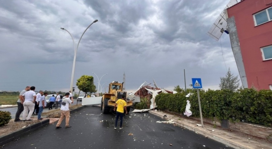 Mersin'de fırtına etkisini gösterdi! Okulun çatısını uçurdu