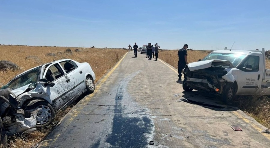 Otomobille kamyonet kafa kafaya çarpıştı! Yaralılar var