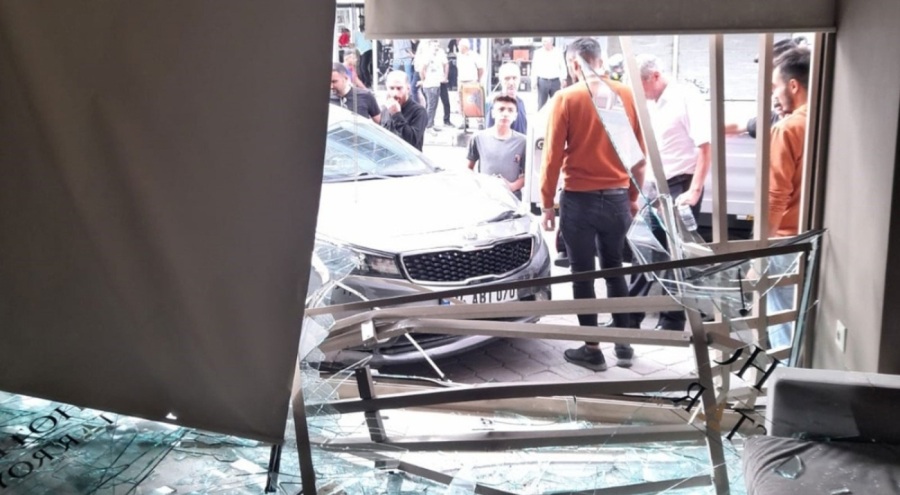 Yanlışlıkla fren yerine gaza bastı! Otele daldı!