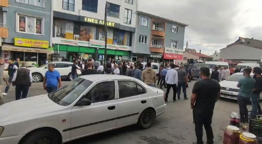 Akrabalar cadde ortasında birbirine kurşun yağdırdı: 25 yaşındaki genç yaşamını yitirdi