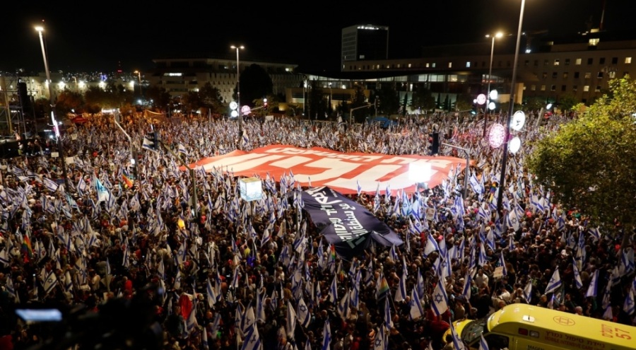 İsrail'de göstericiler, Adalet Bakanı Levin'in aracının önünü kesti