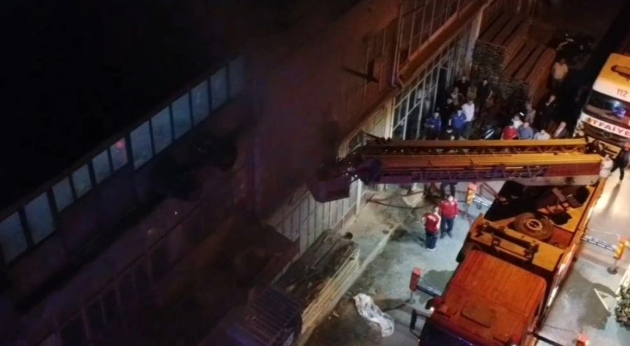 Bursa'da 3 katlı mobilya atölyesinde yangın çıktı!