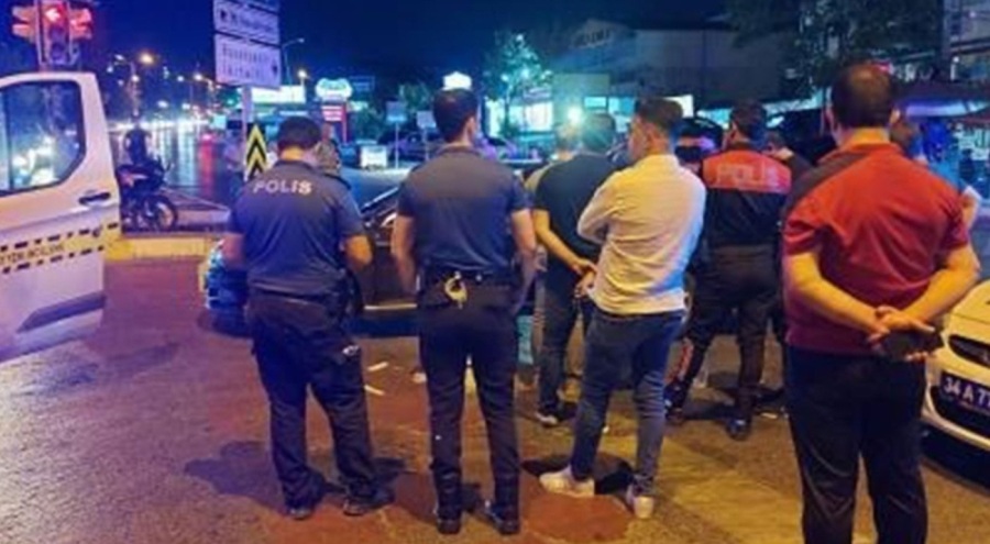 Küçükçekmece'de seyir halindeki otomobile silahlı saldırı!