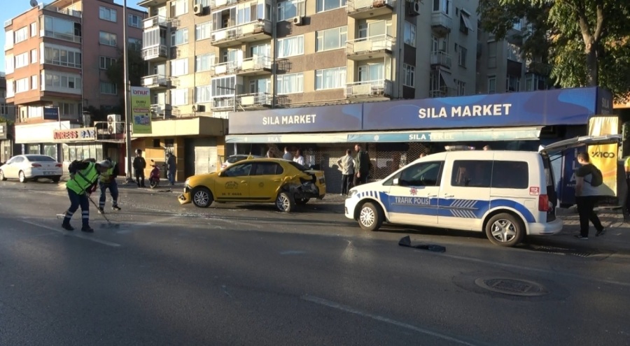 Bursa'da 2 otomobil birbirine girdi!