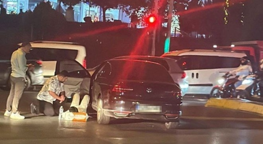 Trafik ışıklarında otomobile silahlı saldırı!