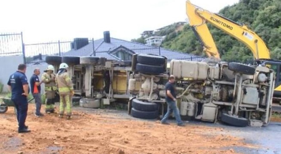 Hafriyat kamyonu rampada damper kaldırınca devrildi