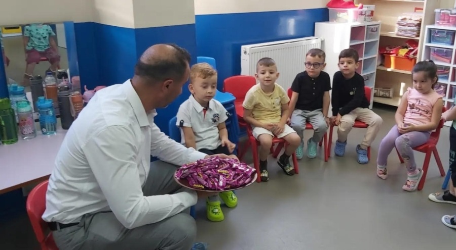 Okul müdürü öğrencilere çikolata dağıttı