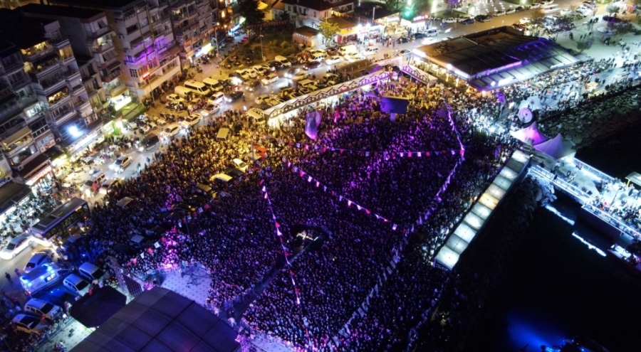 Bursa'da Gemlik Zeytini Festivali Melike Şahin konseri ile sona erdi