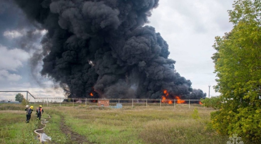 Rusya'da sanayi bölgesinde akaryakıt alev aldı