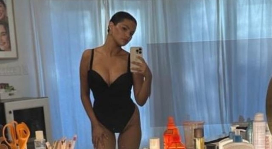 Selena Gomez ayna selfie'si ile  gündem oldu