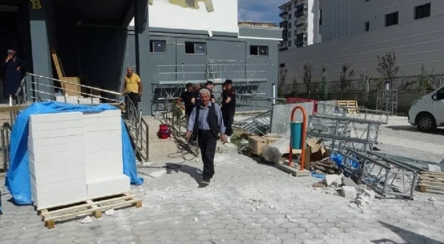 Tadilat sırasında inşaat iskelesi çöktü