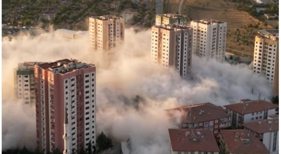 Malatya'da ağır hasarlı iki bina patlayıcı ile yıkıldı