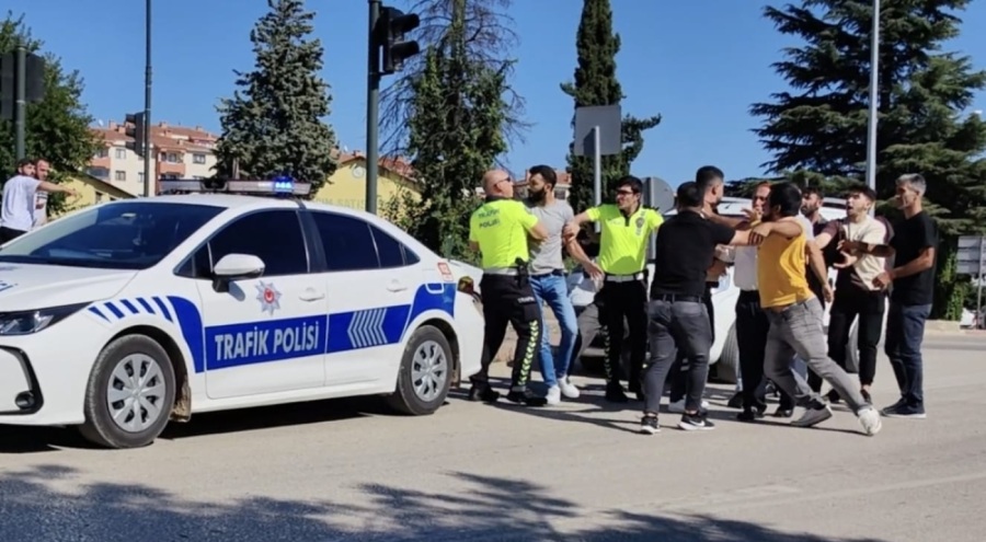 Bursa'da eşine çarpan sürücüyü oğullarıyla birlikte darbetti!