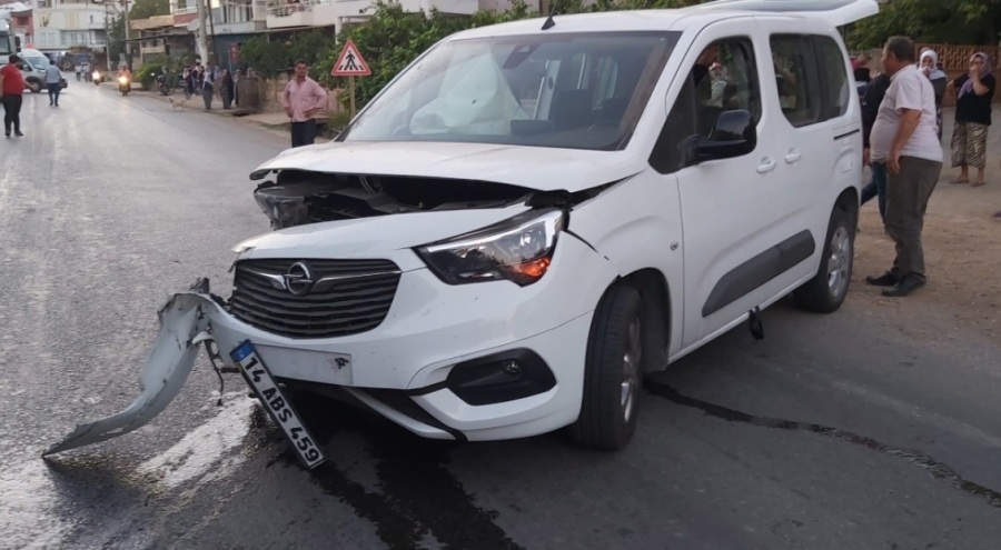Bursa'da virajı alamayan tır önce araçlara çarptı sonra devrildi!