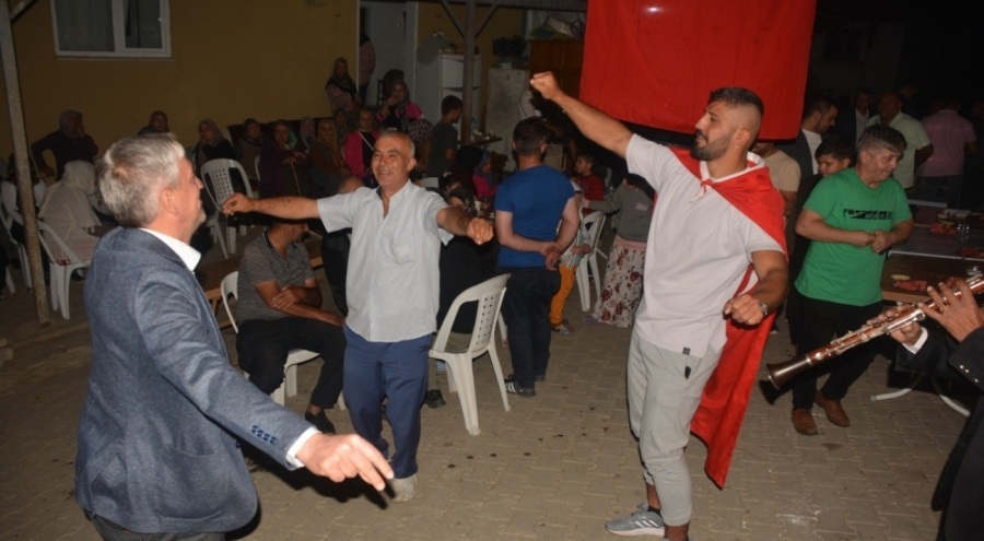 Başpehlivan seçilen Seçkin Duman memleketinde davul zurnayla karşılandı