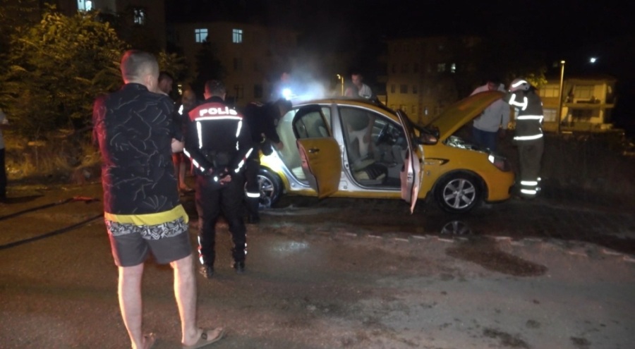 Kırıkkale'de park halindeki ticari taksi alev aldı!