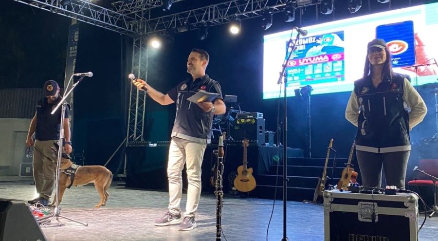 Bursa polisinden konserde bilgilendirme