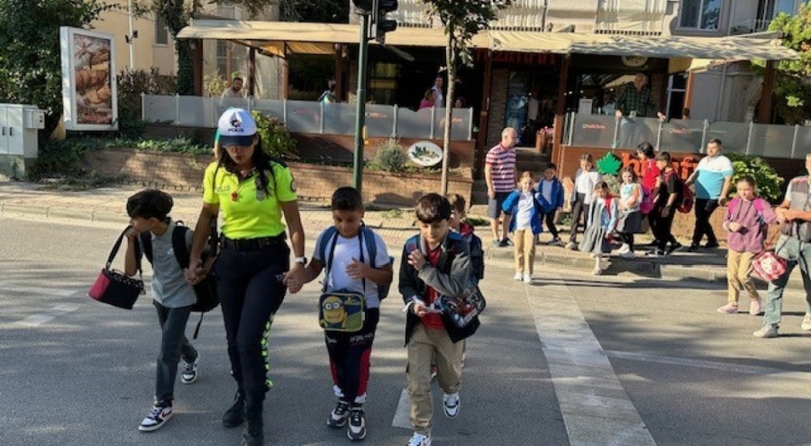Bursa'da Okul Polisi, eğitim kurumları çevresinde denetlemelerini sürdürüyor